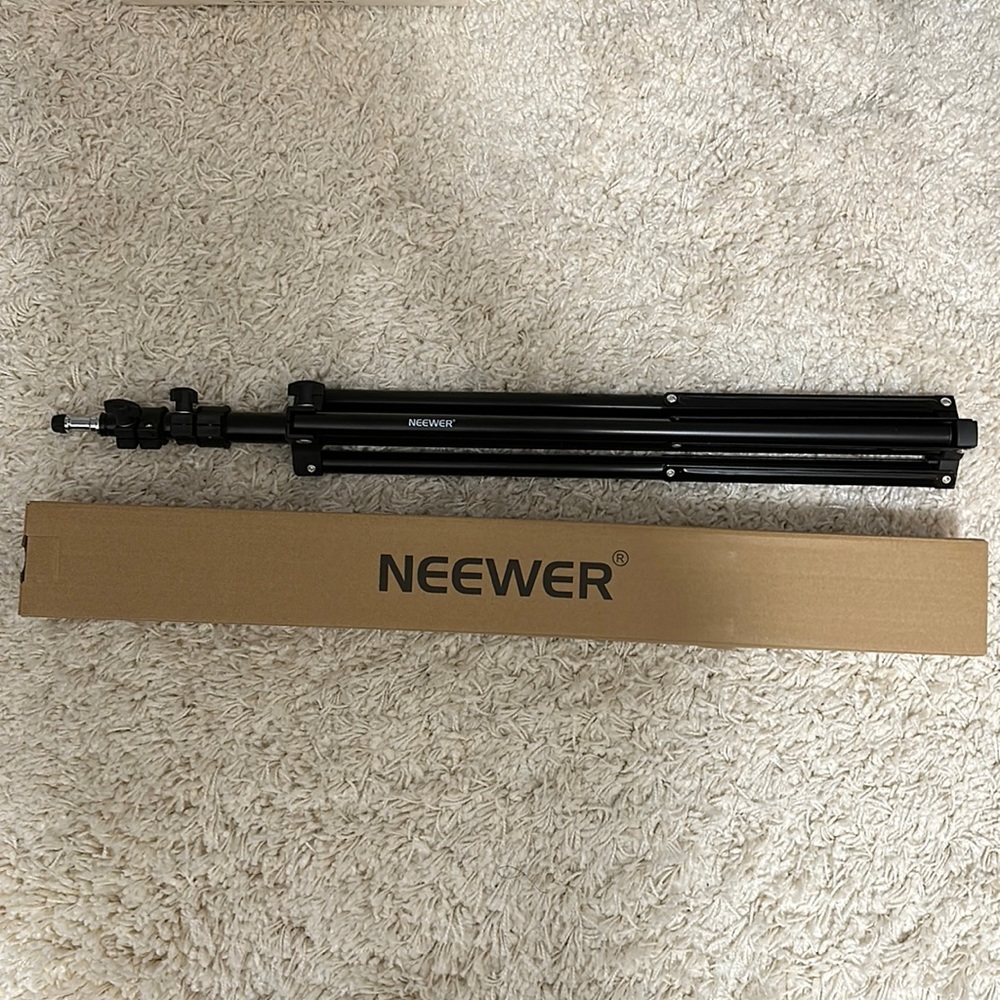Brand new Neewer tripod